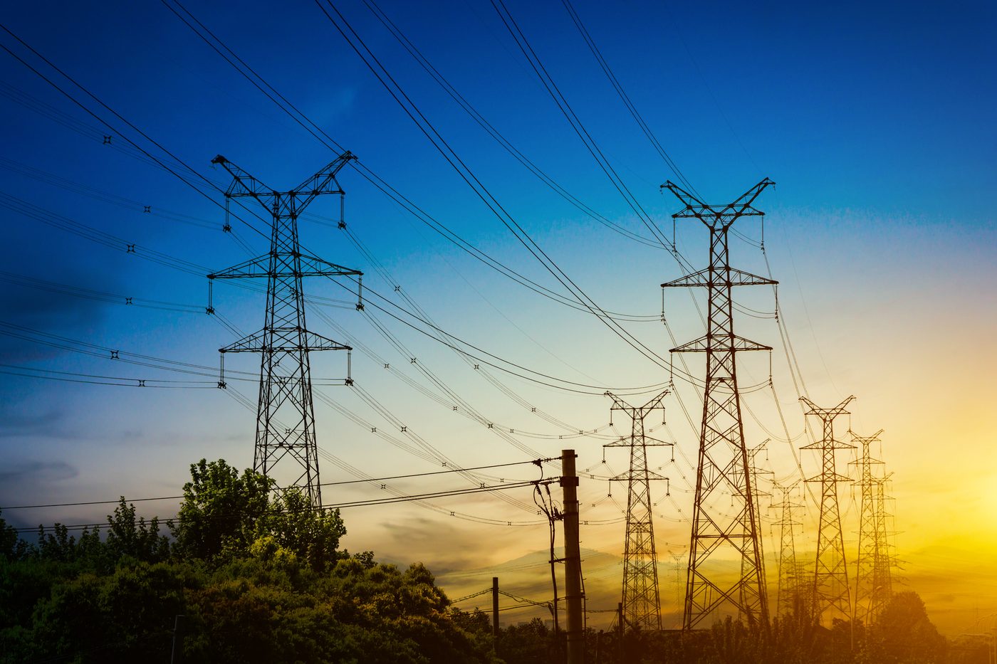 Torres eléctricas ao fim do dia