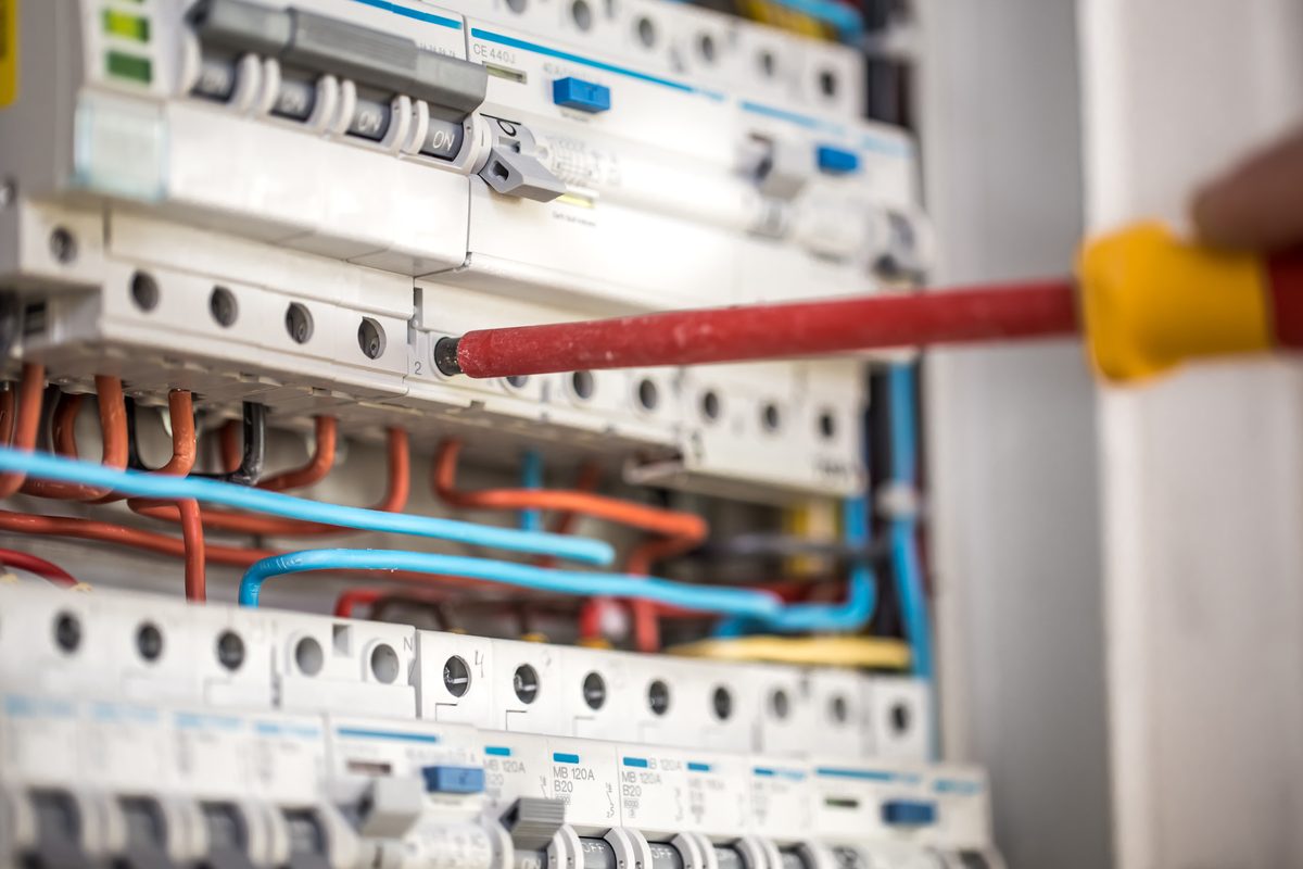 Técnico em manutenção de quadro eléctrico